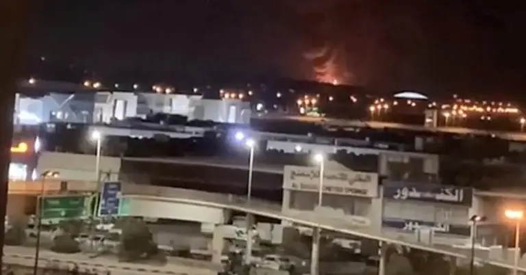 কুয়েতের আল-দাজিজ এলাকায় কুয়েত আন্তর্জাতিক বিমানবন্দরের জ্বালানি ট্যাংক থেকে ধোঁয়া ও আগুনের শিখা উঠছে